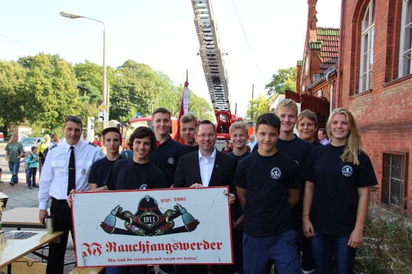 Die JF Rauchfangswerder mit Bürgermeister Oliver Igel Die JF Rauchfangswerder mit Bürgermeister Oliver Igel